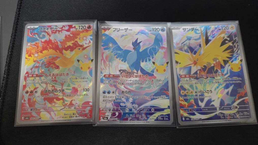 DinoRex0911's tweet photo. ポケカやったことないし、ルールも全然わからな��んだけど、
この3枚でイラストが繋がってるのがめちゃくちゃカッコいいと思い、仕事終わりに、すぐ近くのカードショップ行って、買ってきた！

こういう繋がるイラスト、めっちゃ好き…！
これを機にポケカ始めてみようかな🤔

#ポケモン #pokemon https://t.co/VrpuVQqx0E