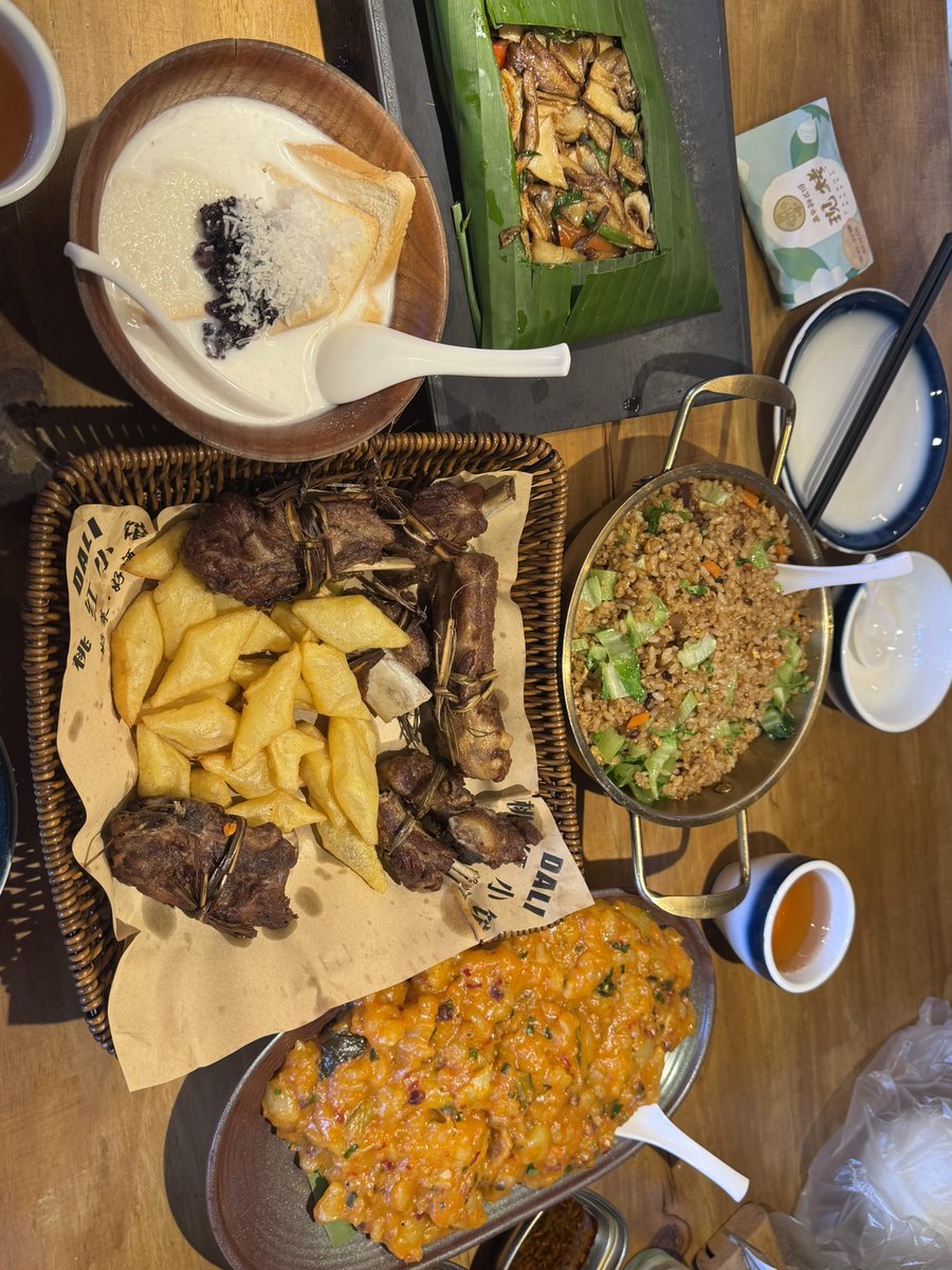 QJ790822's tweet photo. 今天第一次xhs随机抓了一个姐妹约饭（但是大踩雷 但是约到的宝宝人超好🥺 还在一起逛街 买了好多鲜花饼寄回去当伴手礼 好幸福啊 https://t.co/Wv8VX9FWXA