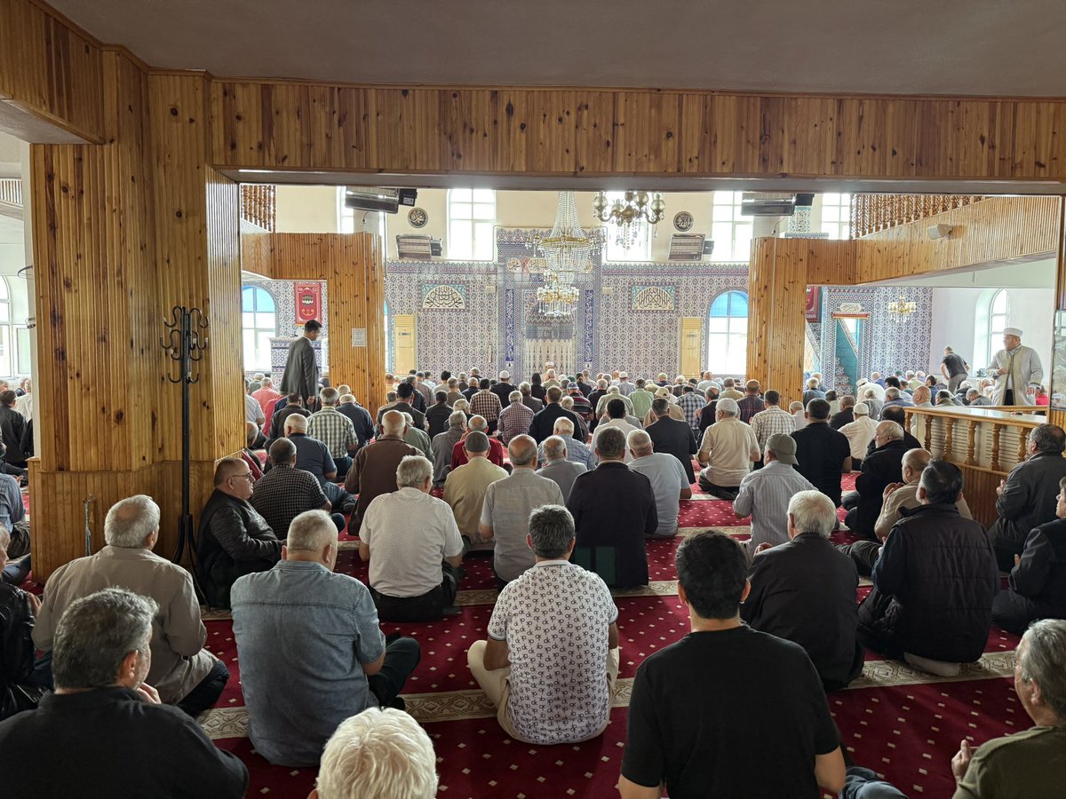 UlusMuftuluk's tweet photo. 🇹🇷 ŞEHİTLERİMİZ DUALARLA YÂD EDİLDİ

Şehadet yıl dönümleri vesilesiyle aziz şehitlerimiz Şehit Piyade Er Hasan Hüseyin OĞUZ’un ruhuna ithafen, Cuma namazı öncesinde Merkez Ulu Camii’nde Kur’an-ı Kerim tilaveti ve dua programı gerçekleştirildi. https://t.co/3KolaUxn4H