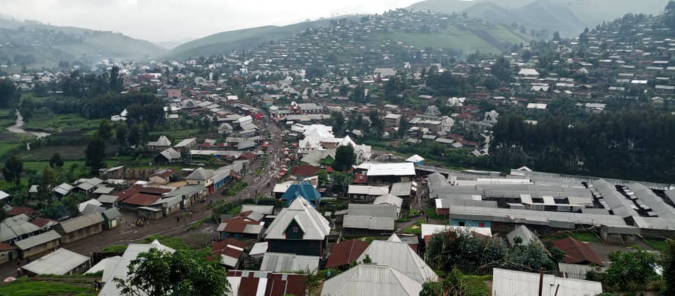 ALahatane's tweet photo. 🚨🇨🇩Plusieurs cadres civils des #rebellesM23RDF ont quitté #Ngungu certains à #moto et d’autres par des véhicules militaires, ils se dirigent tous dans la ville de #Goma. 

Des affrontements sont signalés sur la colline de #Burora la colline surplombant la cité de #Ngungu à 3km. https://t.co/4lsyLneVMt