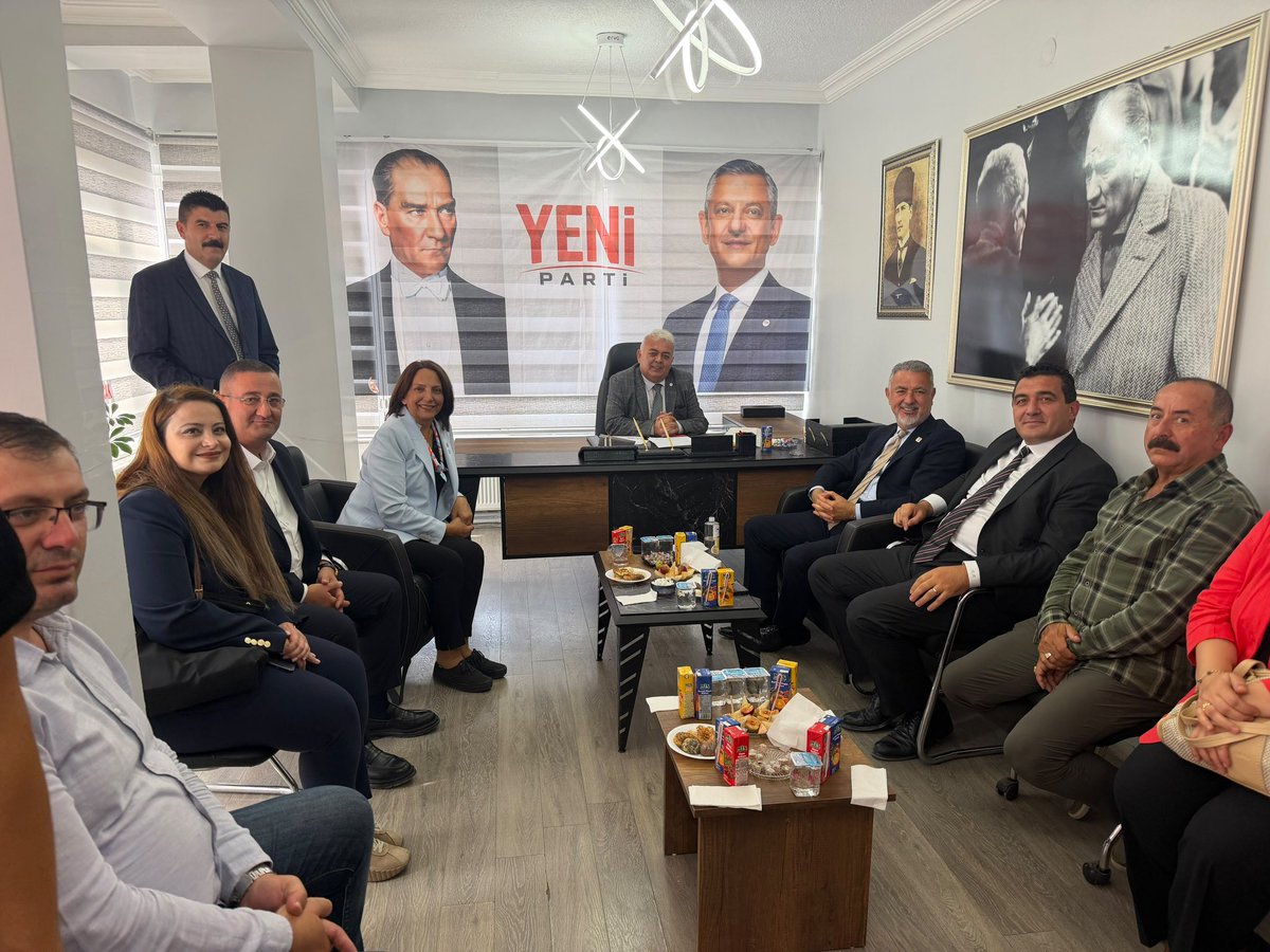 ulasskarasu's tweet photo. 📍 Baba Ocağımız #Sivas'tayız!

Ankara Milletvekilimiz Aliye Timisi Ersever, Muğla Milletvekilimiz Cumhur Uzun, İl Başkanımız Yılmaz Coşkun, Merkez İlçe Başkanımız Ergüder Sümbüloğlu ve örgütümüzle; Baba Ocağımız İl ve Merkez İlçe Başkanlığımızda yol arkadaşlarımızla bir araya geldik.

Yeni Parti’yi büyüten güç; makamlar ya da tabelalardan öte, aynı gelecek idealinde buluşan insanların örgütlü ve ortak iradesidir.

Zorluğu birlikte göğüsleyen, dayanışmayı büyüten, birlikte düşünen ve üreten örgütümüz; siyasal mücadelemizin hafızası, vicdanı ve en büyük gücüdür. Çünkü güçlü bir siyaset, güçlü ve birbirine güvenen bir örgütle kurulur.

Sivas’ta kök salan bu iradeyi; ortak akılla, dayanışmayla ve güçlü bir örgütlenmeyle iktidara taşıyacağız.

Umudu örgütlüyoruz, geleceği birlikte kuruyoruz.

Başka Bir Türkiye Mümkün!
