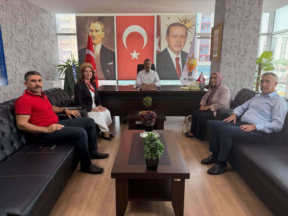 Feritavcikiran's tweet photo. 📍 AK Parti Bağlar İlçe Başkanlığı

Şeyh Şamil Mahalle Muhtarımız Sayın Çiçek Gözen ve Körhat Mahalle Muhtarımız Sayın Dilek Dere, İlçe Başkanlığımızda bizleri ziyarette bulundular.

Mahallelerimizin talep ve ihtiyaçlarına dair verimli bir istişare gerçekleştirdiğimiz kıymetli Muhtarlarımıza nazik ziyaretleri, hoş sohbetleri ve emekleri için teşekkür ediyor, çalışmalarında başarılar diliyorum.

Birlik ve beraberliğimiz daim olsun.