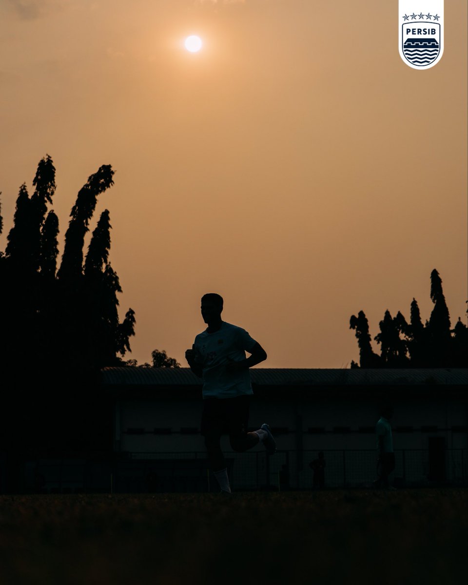 persib's tweet photo. Setelah kemenangan di laga perdana #ACLTwo dan perjalanan panjang dari Korea Selatan, tim #PERSIB sudah kembali ke Indonesia dan menjalani sesi latihan hari ini.
Para penggawa memulai persiapan untuk menatap laga Super League berikutnya menghadapi Persijap Jepara.
#LivesInsideUs #ManahJeungGetihna