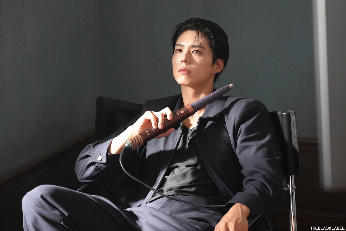 kurobogome's tweet photo. 【ボゴミnews9/18】

ボゴミもリポスト！
＃パクボゴム×ダイソン「2026秋広告・ビハインド写真」公開！

✨目の保養この上ない美写真が…どっさり🥹
なんと49枚も登場！🎉🎉🎉　
これは永久保存版確定…👏👏👏

詳細＞＞https://t.co/k21GEEpKHf https://t.co/hQw0EfrKIz