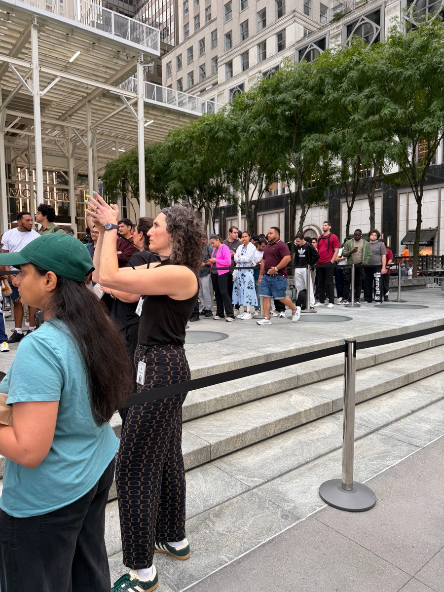 jimcramer's tweet photo. line now long!!! https://t.co/mNUwORTuCU