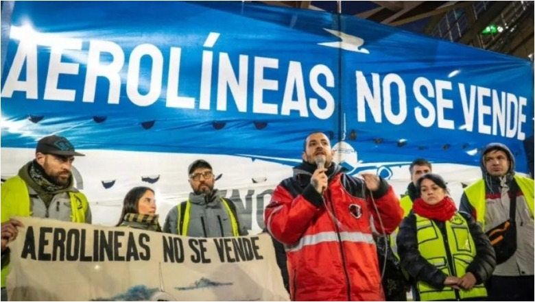 EnfoqueSindical's tweet photo. ⚠️Tercerizados de Aerolíneas Argentinas denuncian riesgo de despidos masivos y reducción de controles de carga en los vuelos
#EnfoqueSindical #TrabajadoresdeGPS #GlobalProtectionService #EstadoDeAlerta #movilización #LucianoCorradi
👇🏾 https://t.co/H0JnrTdATM https://t.co/05KsSZZemw