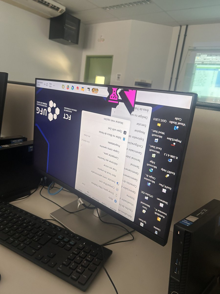 gabycoelha_'s tweet photo. um filho de Deus inverteu o a tela do pc do laboratório de informática da facul além de deixar o mouse gigante e rosa, fui fazer a atividade e não dava KKKKKKKKKKKKK https://t.co/Ofs3rkJLXZ