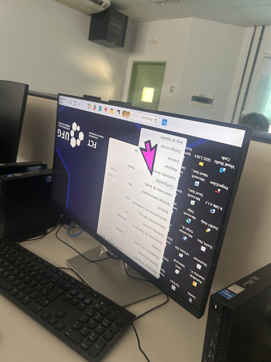 gabycoelha_'s tweet photo. um filho de Deus inverteu o a tela do pc do laboratório de informática da facul além de deixar o mouse gigante e rosa, fui fazer a atividade e não dava KKKKKKKKKKKKK https://t.co/Ofs3rkJLXZ