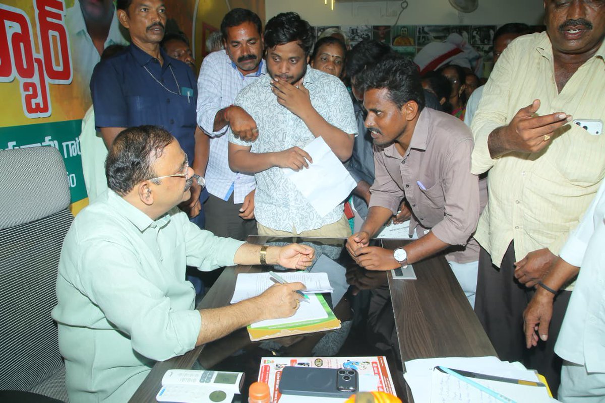 Yarapathineni_S's tweet photo. ఈరోజు పల్నాడు జిల్లా, గురజాల నియోజకవర్గం పిడుగురాళ్లలోని తెలుగు దేశం పార్టీ కార్యాలయంలో నిర్వహించిన గ్రీవెన్స్ కార్యక్రమంలో గురజాల ఎమ్మెల్యే యరపతినేని శ్రీనివాసరావు గారు పాల్గొని నియోజకవర్గంలోని వివిధ గ్రామాల నుంచి వచ్చిన ప్రజల నుంచి అర్జీలను స్వీకరించిన అనంతరం సంబంధిత అధికారులతో మాట్లాడి, ఆ సమస్యలను త్వరగా పరిష్కరిస్తామని ప్రజలకు భరోసా ఇచ్చారు.

#AndhraPradesh
#YarapathineniSrinivasarao
#NikhilYarapathineni
#GurajalaMLAYarapathineni
#Gurajala #Palnadu