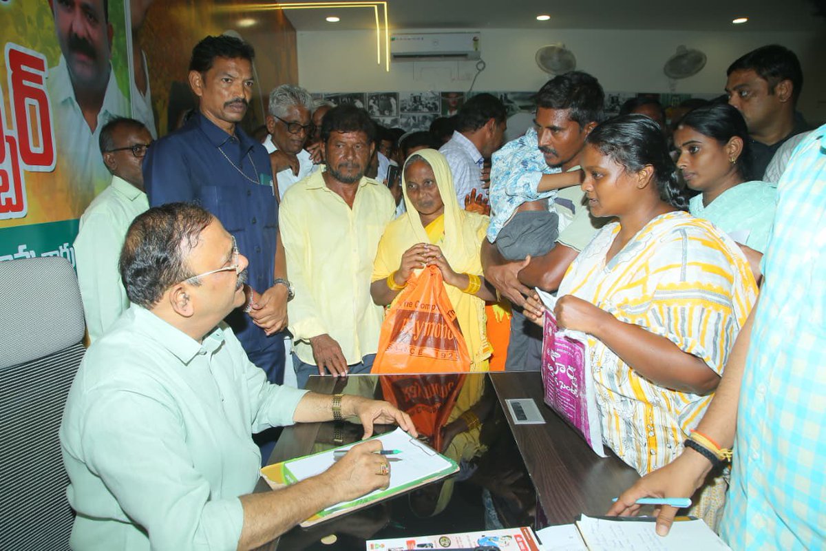 Yarapathineni_S's tweet photo. ఈరోజు పల్నాడు జిల్లా, గురజాల నియోజకవర్గం పిడుగురాళ్లలోని తెలుగు దేశం పార్టీ కార్యాలయంలో నిర్వహించిన గ్రీవెన్స్ కార్యక్రమంలో గురజాల ఎమ్మెల్యే యరపతినేని శ్రీనివాసరావు గారు పాల్గొని నియోజకవర్గంలోని వివిధ గ్రామాల నుంచి వచ్చిన ప్రజల నుంచి అర్జీలను స్వీకరించిన అనంతరం సంబంధిత అధికారులతో మాట్లాడి, ఆ సమస్యలను త్వరగా పరిష్కరిస్తామని ప్రజలకు భరోసా ఇచ్చారు.

#AndhraPradesh
#YarapathineniSrinivasarao
#NikhilYarapathineni
#GurajalaMLAYarapathineni
#Gurajala #Palnadu