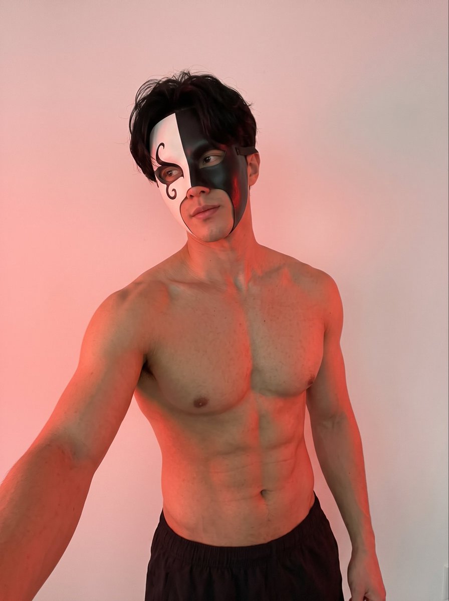 AlexxhDark's tweet photo. With clothes on or without? https://t.co/FRm49HQ5Lq