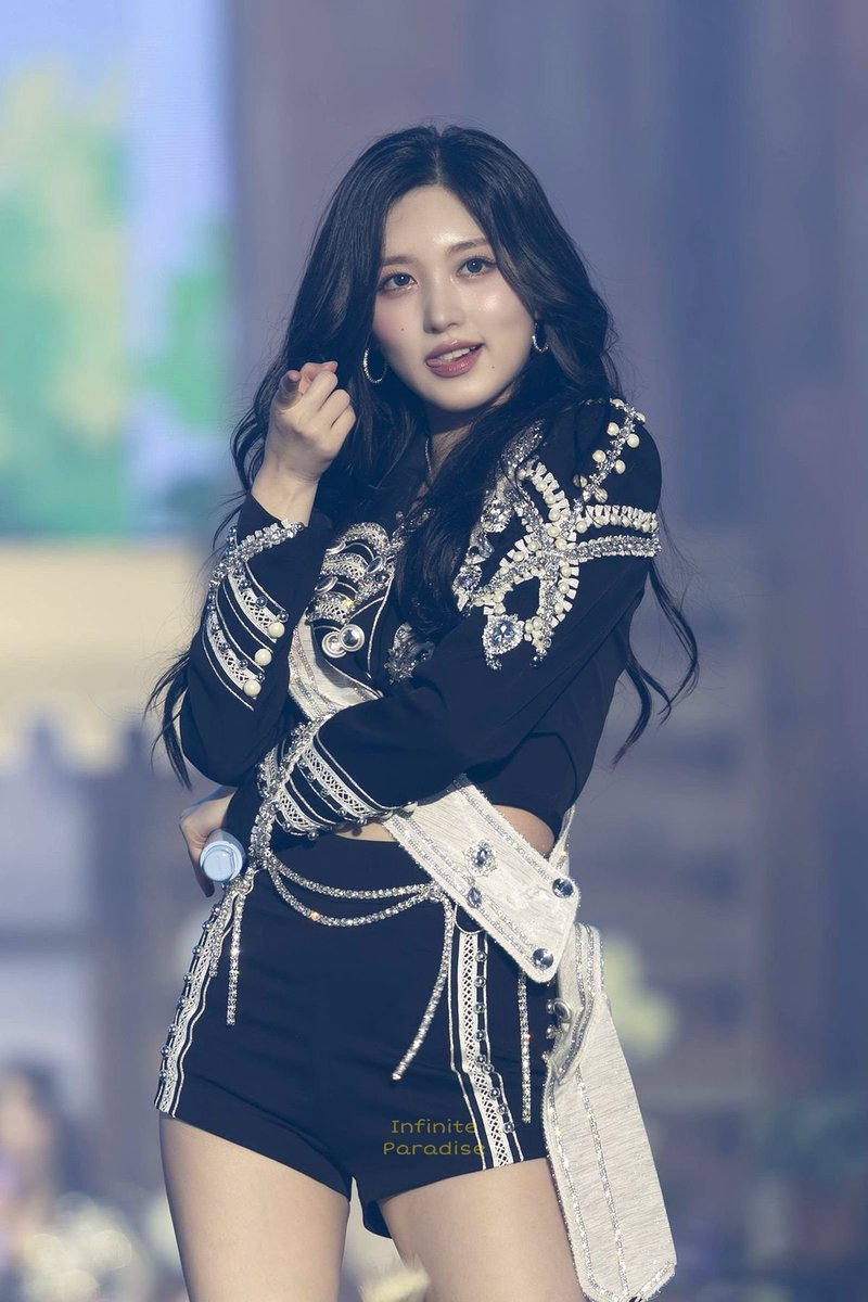 gaeullogist's tweet photo. Never got tired of this gaeul hairstyles, matter of fact she should stay with this hairstyle forever https://t.co/nMLJvNGpZd