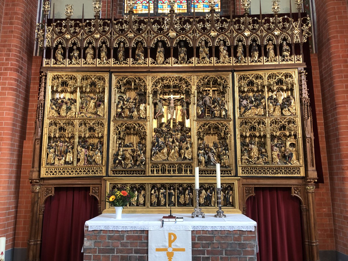 mont3verdi's tweet photo. Mit der camerata vocale göttingen singen wir jedes Jahr in vier verschiedenen Kirchen. Wir haben im Altenberger Dom gesungen und in der Frauenkirche, aber auch in Dorfkirchen mit 80 Plätzen und Wandgemälden von 1509. Es ist immer schön, einen Kirchenraum neu kennenzulernen. #cvg https://t.co/VLdceJ3ybm