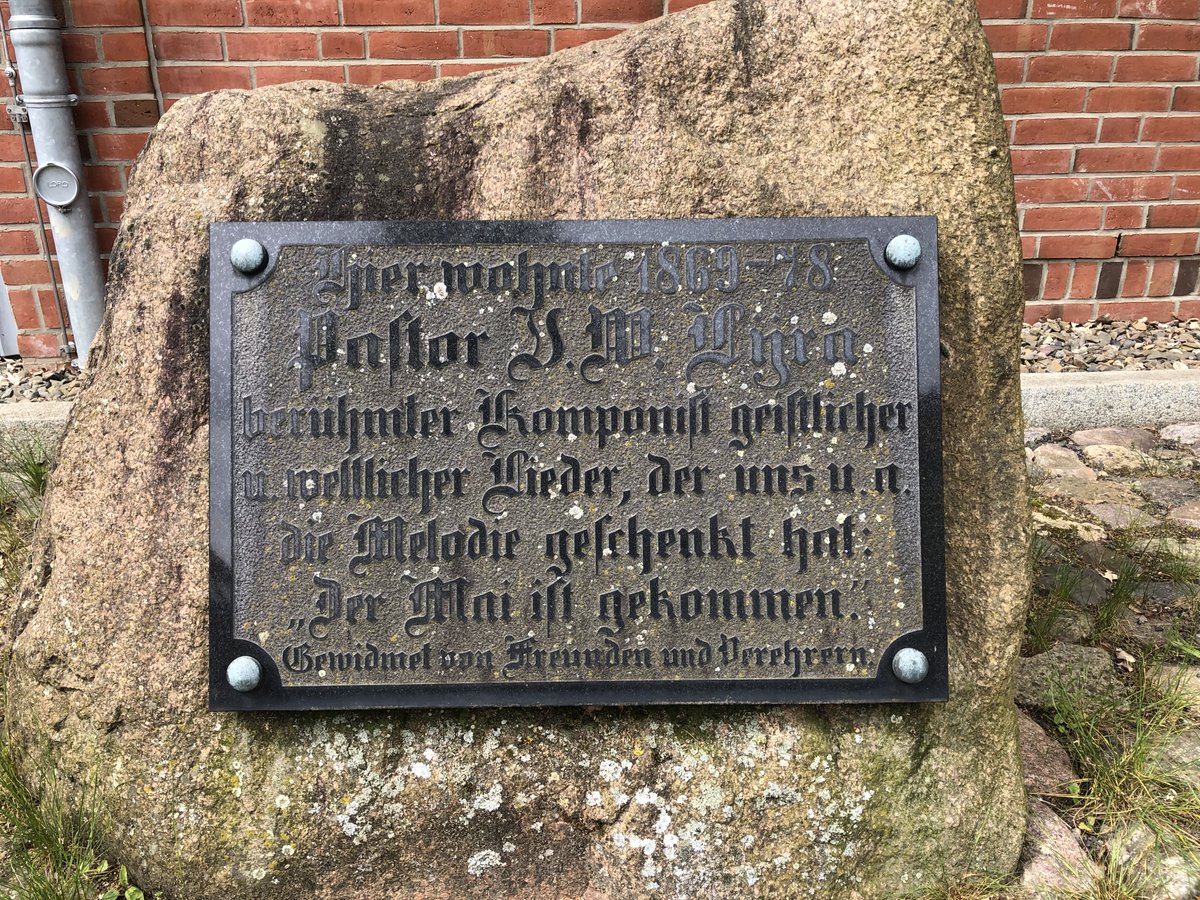mont3verdi's tweet photo. Mit der camerata vocale göttingen singen wir jedes Jahr in vier verschiedenen Kirchen. Wir haben im Altenberger Dom gesungen und in der Frauenkirche, aber auch in Dorfkirchen mit 80 Plätzen und Wandgemälden von 1509. Es ist immer schön, einen Kirchenraum neu kennenzulernen. #cvg https://t.co/VLdceJ3ybm