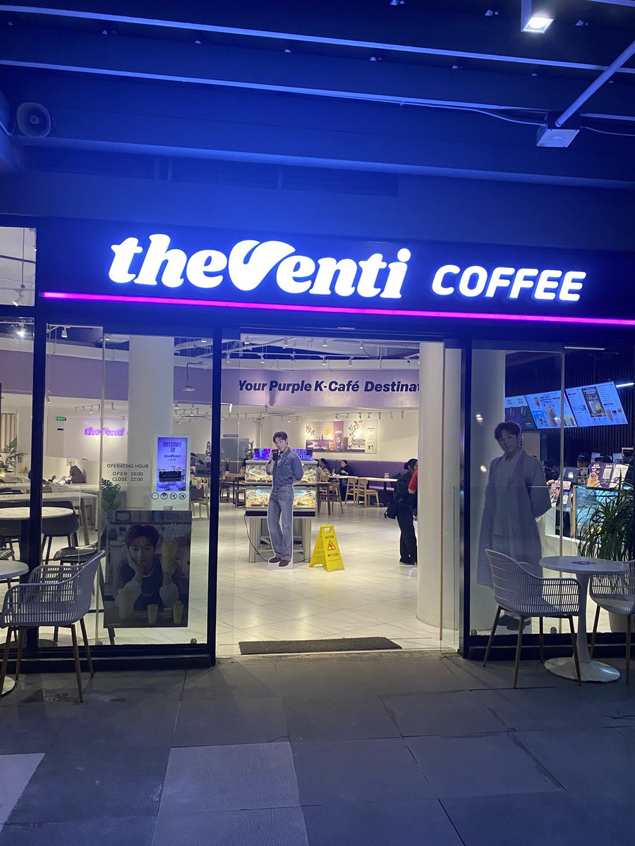 Beyond8991's tweet photo. Sobrang FOMO. Sumugod sa TheVenti in the middle of my shift. HAHAHAHAHAHUHUHU https://t.co/HvcU8xyrhO