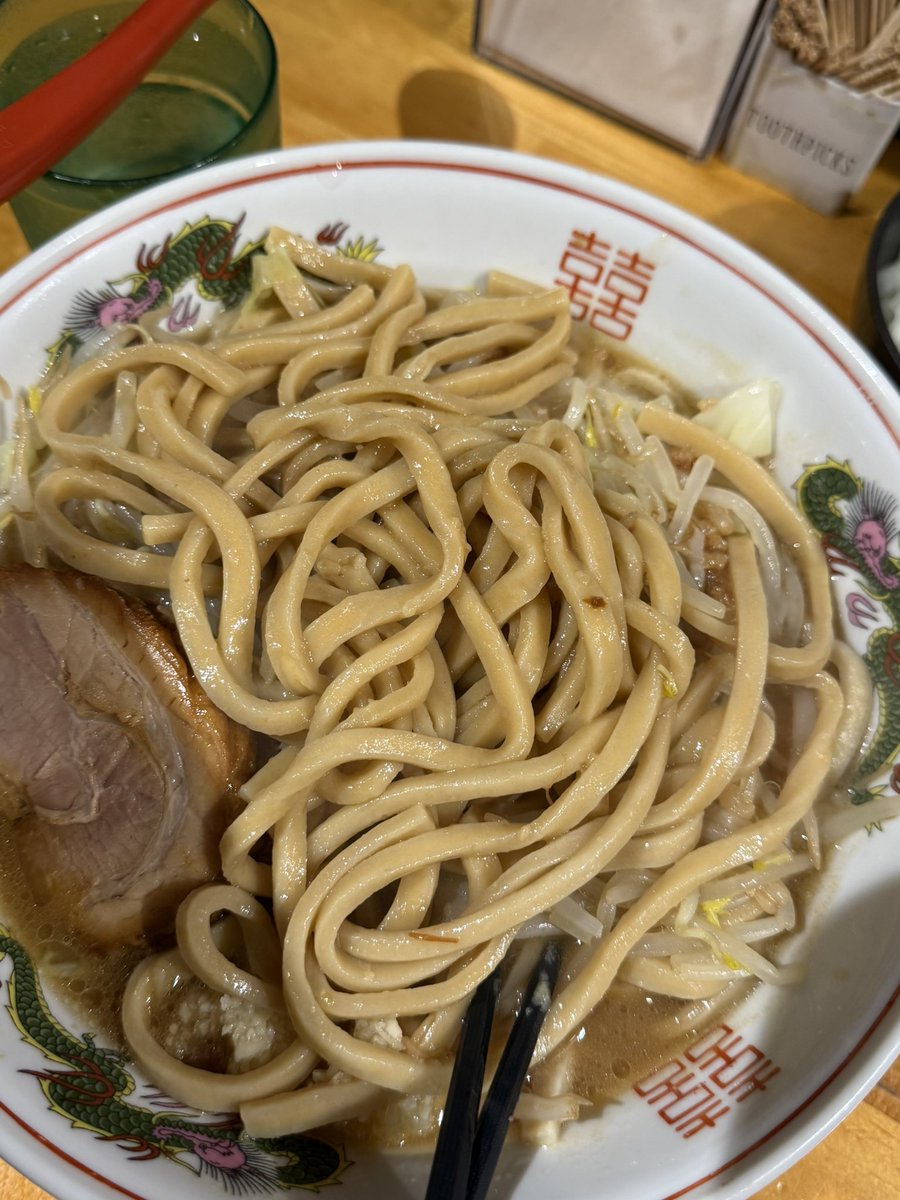 nobu32871066's tweet photo. ブタゴリラ ラーメン玉ねぎ全マシ

麺はうどんの様な硬いワシ麺

チャーシューは神🐷しょっぱめの柔らか

スープは豚骨より強すぎず程よい背脂はもう少し欲しいがいい感じ玉ねぎ量に驚いた。
丼も大きめで食べやすい。
店長さんの人柄が素晴らしかった。
ご馳走様ありがとうございます🙏✨

 #ブタゴリラ  #のぶ料理長