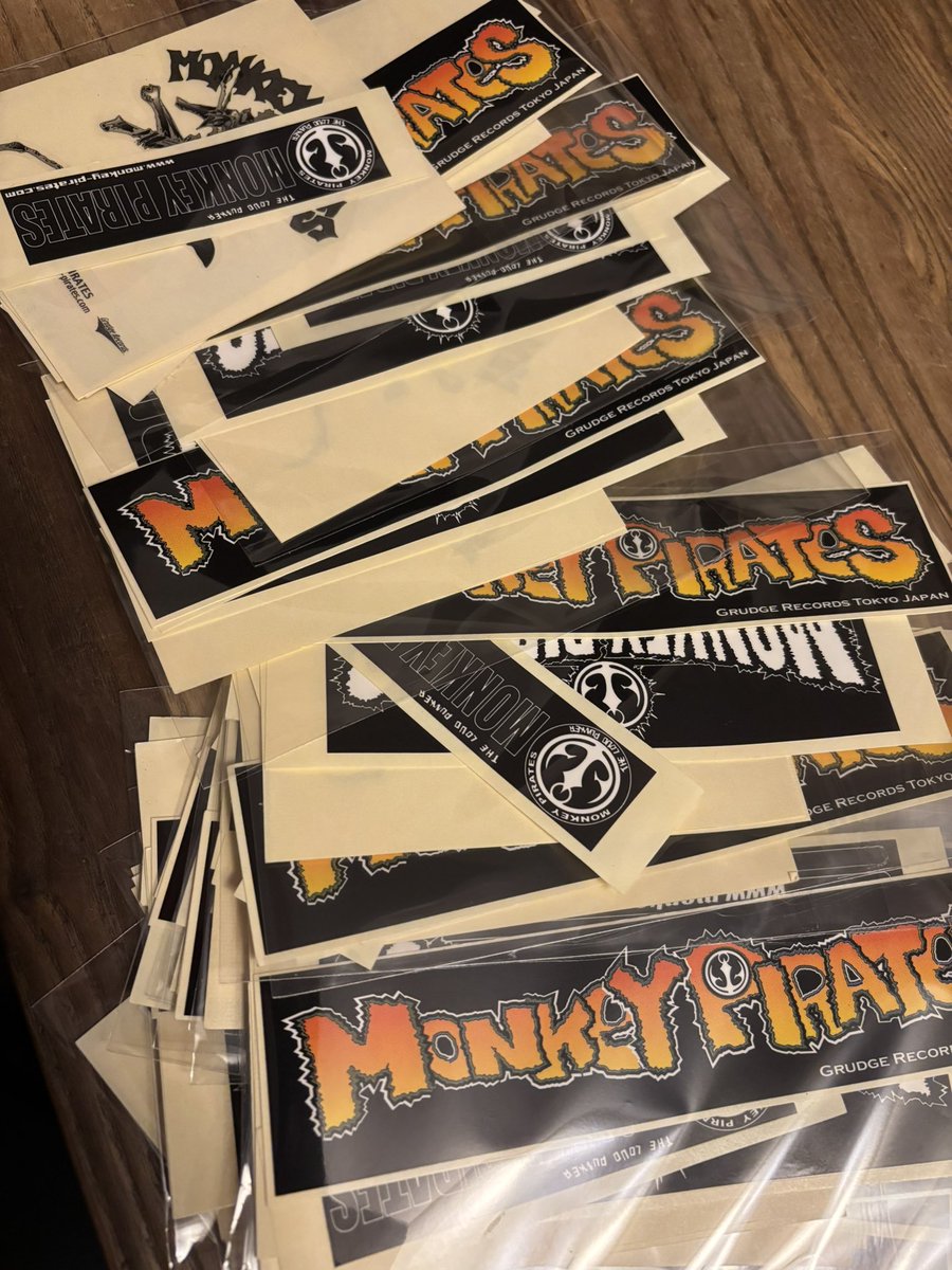 AKI_Bass73's tweet photo. 9/21(月)新宿ReNYであげる用のステッカーセットを内職ラッピング。
貰ってくれないと在庫なくならないからヨロシクです！笑

ライブは来れないけどステッカー欲しいって人は送るので連絡ください！
#MADFES2026 https://t.co/NxX6rjukDM