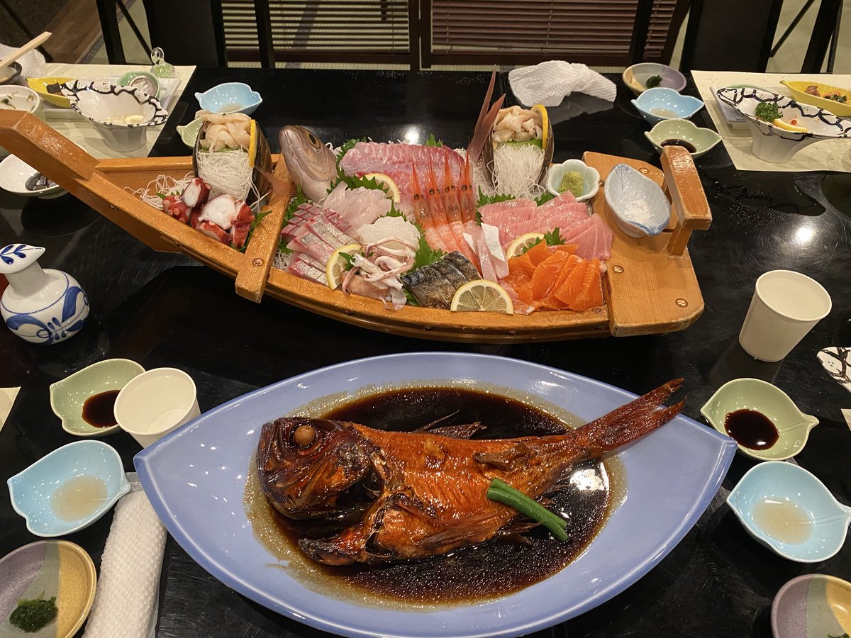 kool_jp_'s tweet photo. 泊まるのは民宿の浜道楽さんだ！！
晩御飯は舟盛りと鯛の煮付けと聞いててワクワクだったけどこの後さらにもう1匹鯛の煮付け出て来て😳
さらにエビの塩焼き、締めの雑炊と来て顔見合わせた🙄
4人で頑張って食べたけど食い切れずにダウン😭
雑炊に至っては一口も食べれなかった🥺
豪華すぎて困った💦 https://t.co/OxJpkV50RP