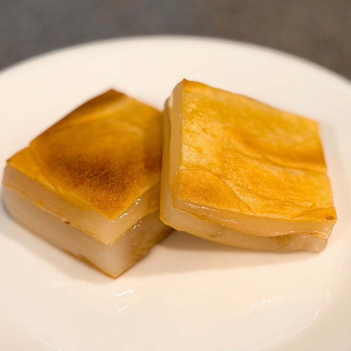 kuuneru_tabiru's tweet photo. 銀座に売ってたので久々に食べたけど、バターが利いたシュー生地にとろける羽二重餅、おいしくて止まらん…6個入り840円。毎週たべたいマジで。 https://t.co/ctxIQ30WDl