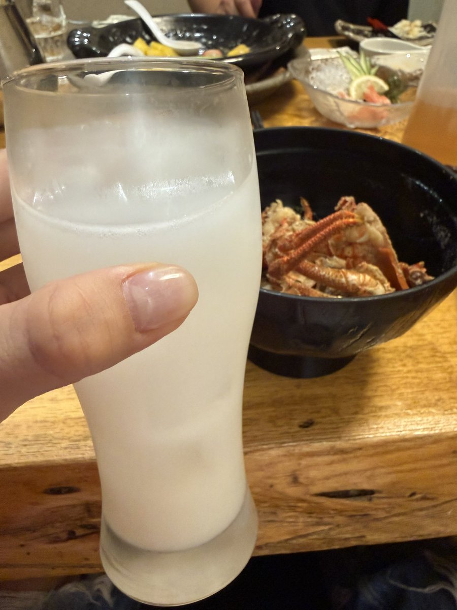 HarukiKai0628's tweet photo. カルピスウォーターはメニューにある。
ソーダ割り用のソーダもある。

なのにカルピスソーダ頼んだら
「カルピスソーダはありません。メニューにないので」

はにゃ！？できるやろwwww

マニュアルを守ることも大事だけど
お客様が喜ぶことを考えるのがホスピタリティ。
「できません」で終わるんじゃなくて
「どうしたらできるかな？」を考えられない人はAIに奪われていく

カルピスウォーター＋ソーダ＝カルピスソーダ。これを断る店はポジティブ足りてなさすぎる