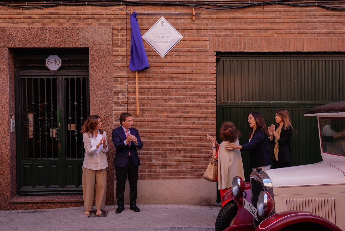 AlmeidaPP_'s tweet photo. La Casera es más que una marca. Es un icono de la vida cotidiana de varias generaciones de españoles.

Madrid homenajea una historia que nació en Tetuán en 1949. Descubre el legado de una familia, de un barrio y de una gran empresa hasta el 30 de octubre en la Junta Municipal de Tetuán.