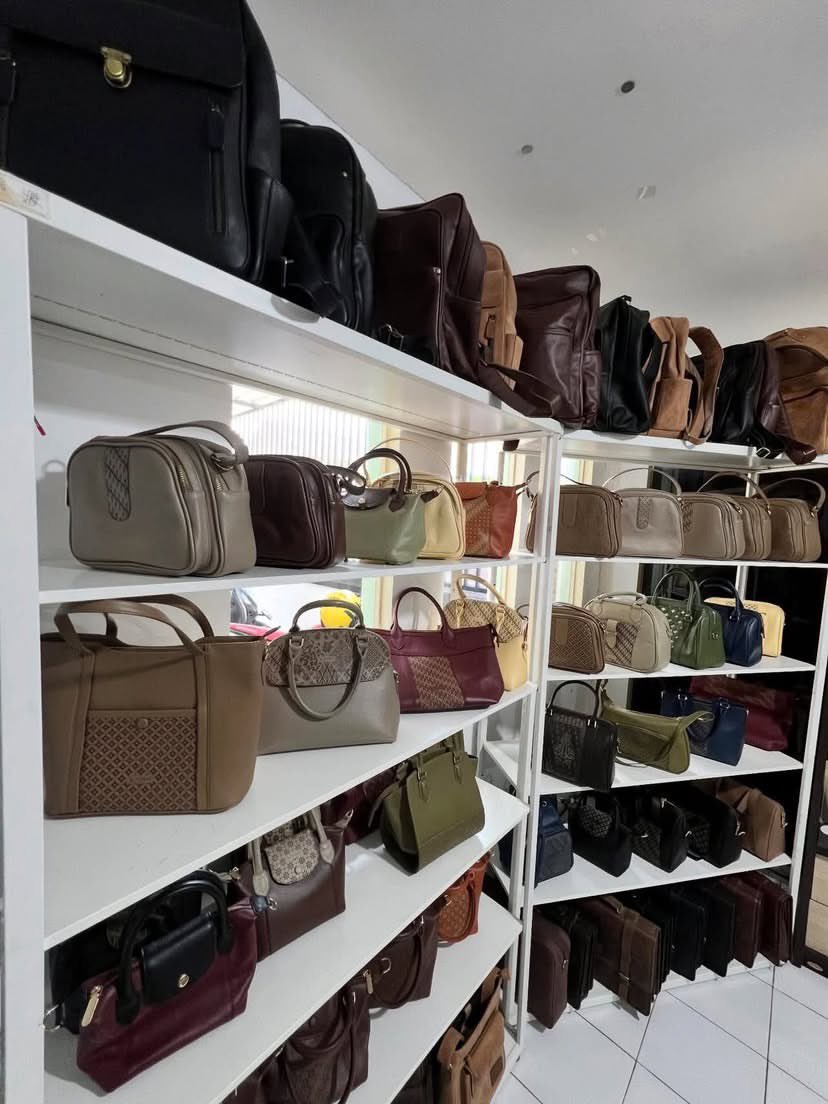 neryaaag's tweet photo. Brand leswan leather , tas, dompet, id card, ikat pinggang, bagcharm. Semuanya hasil kreatifitasnya 🫶🏻

Toko oyennya bapak https://t.co/pDkCiN8mNF

📍Alamat: Jl. Danau Giji C5-C4, Sawojajar, Malang. https://t.co/VZLDjNoqLd