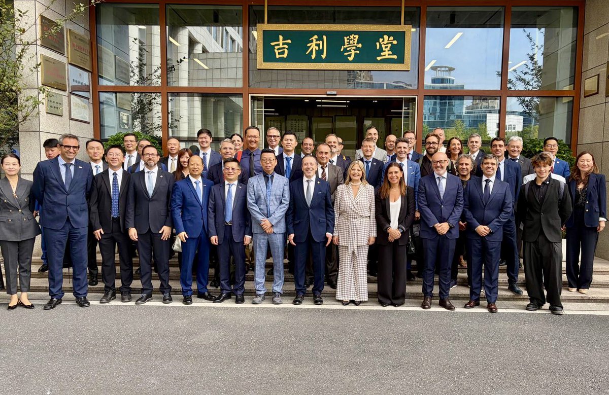 GVAeducacio's tweet photo. 👨‍🏫👩‍🏫La @generalitat oferix a Geely i Unitree un model de formació dual per a l’alumnat universitari i de FP
🚘🤖En la seua visita a la Xina, la consellera @carmenortiferre ha proposat A Geely i Unitree adaptar al seu projecte el sistema de FP Dual.
https://t.co/TIAMzQVVB8 https://t.co/OColD72Oxu