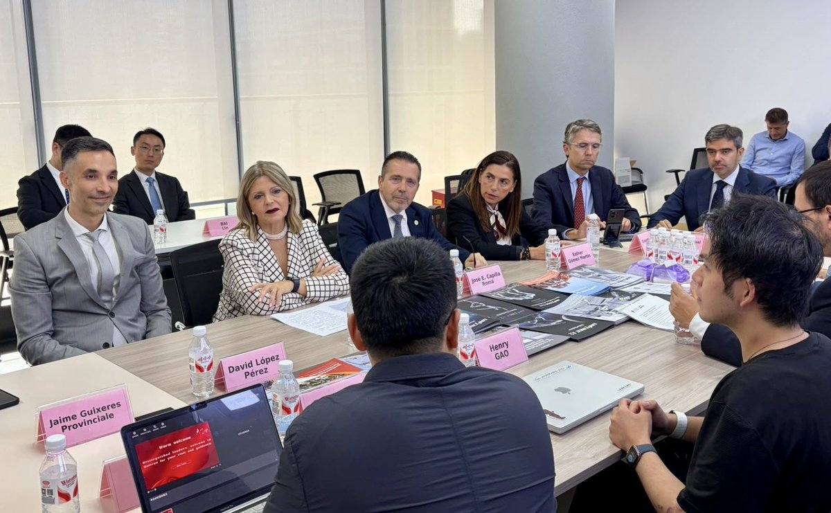 GVAeducacio's tweet photo. 👨‍🏫👩‍🏫La @generalitat oferix a Geely i Unitree un model de formació dual per a l’alumnat universitari i de FP
🚘🤖En la seua visita a la Xina, la consellera @carmenortiferre ha proposat A Geely i Unitree adaptar al seu projecte el sistema de FP Dual.
https://t.co/TIAMzQVVB8 https://t.co/OColD72Oxu