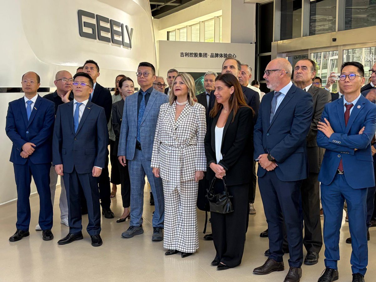 GVAeducacio's tweet photo. 👨‍🏫👩‍🏫La @generalitat oferix a Geely i Unitree un model de formació dual per a l’alumnat universitari i de FP
🚘🤖En la seua visita a la Xina, la consellera @carmenortiferre ha proposat A Geely i Unitree adaptar al seu projecte el sistema de FP Dual.
https://t.co/TIAMzQVVB8 https://t.co/OColD72Oxu