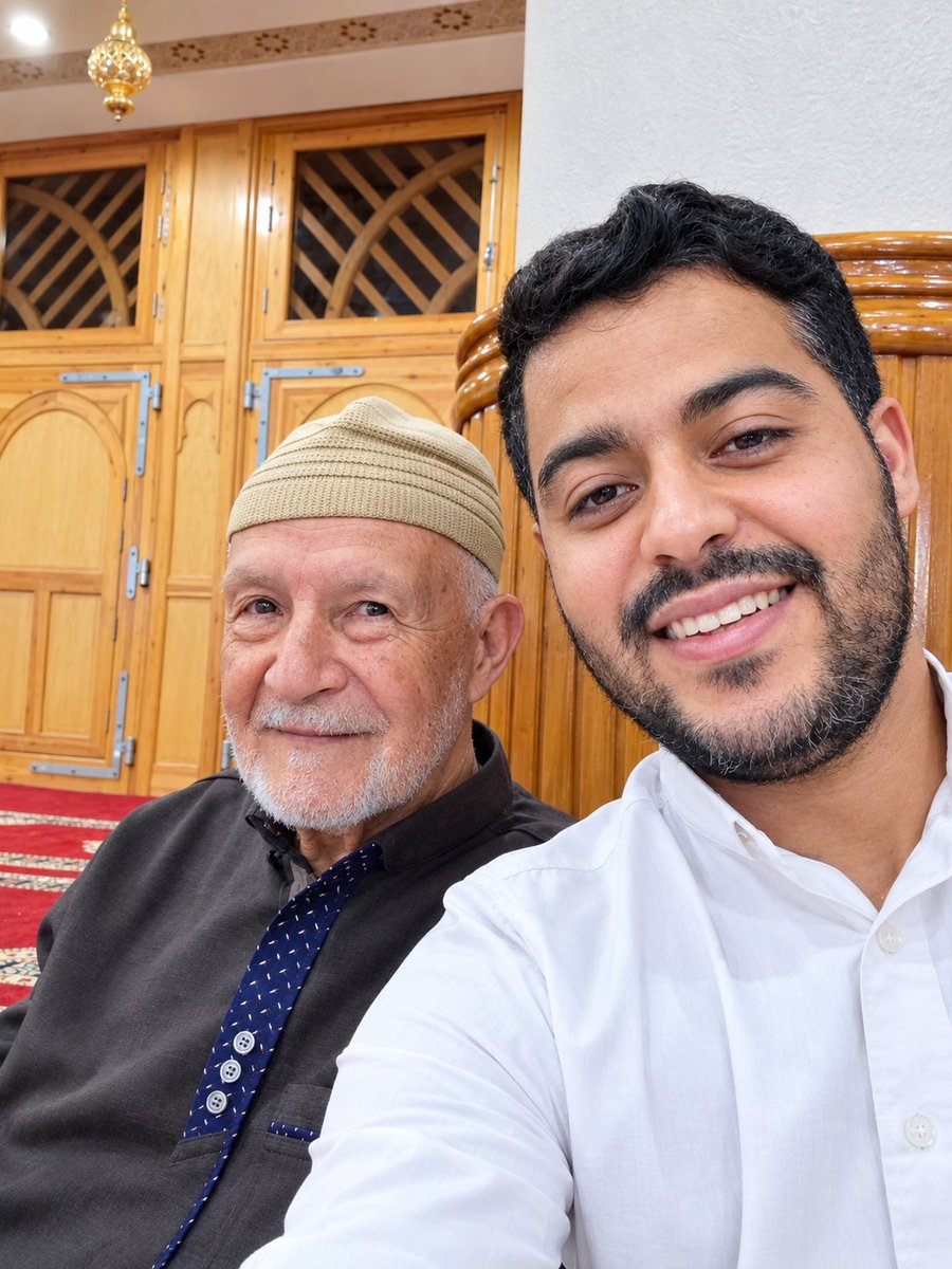 Elamrani1992's tweet photo. "بعد 24 سنة، شاءت الأقدار أن ألتقي من جديد بمعلمي في المرحلة الابتدائية بمدرسة القاضي عياض. كان أستاذي في المستوى الرابع سنة 2003، وكان من أطيب الناس وأحنّ المعلمين، وما زلت أذكر عطفه وطيب معاملته لي. والأجمل أنني كنت من حظي أن أكون أحد آخر تلاميذه في آخر سنة له في مهنة التعليم🥺 https://t.co/kjpFRyxpVU