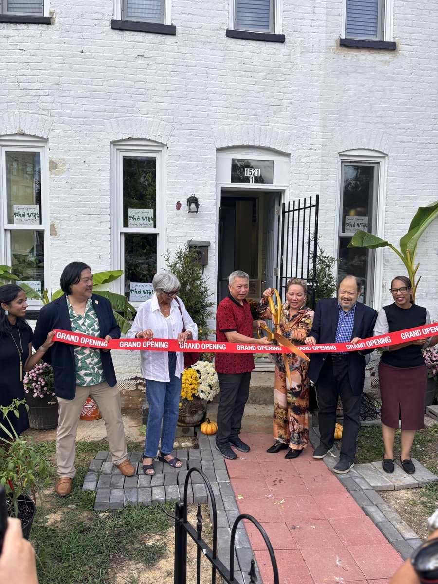 SmallBizDC's tweet photo. We love to see DC businesses grow!

We celebrated the grand opening of Pho Viet in Shaw with owners Phi-Nhung “Nina” Nguyen and Minh “Mike” Chau, a beautiful traditional Vietnamese opening ceremony and a ribbon cutting. 

Here’s to a new chapter in Shaw! 🎉 #smallbizdc https://t.co/IdJVgER1Pr