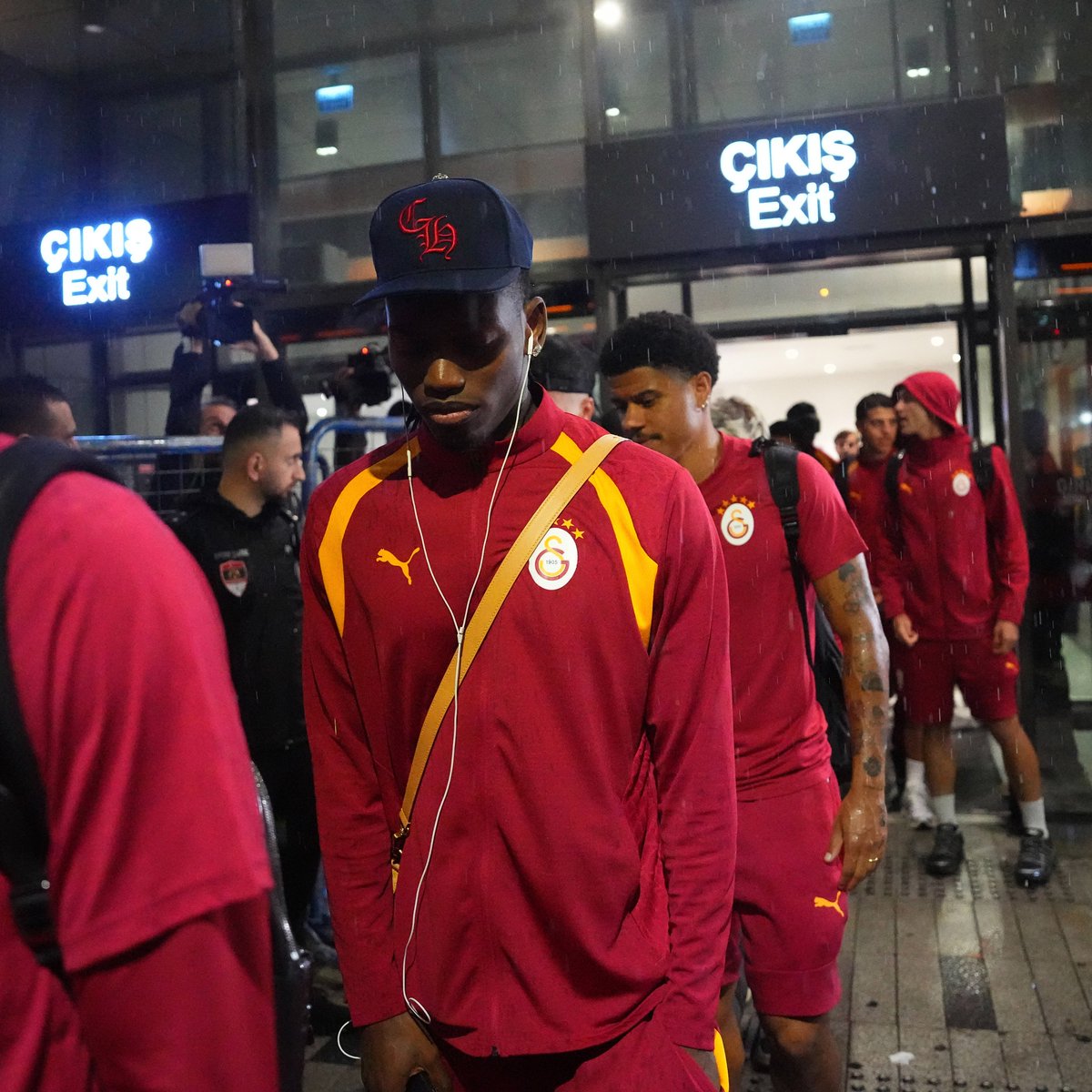 GalatasaraySK's tweet photo. 🛬 Takımımız, sponsorumuz @TurkishAirlines'a ait özel bir uçuşla Trabzon'a iniş yaptı. ✅ #TSvGS https://t.co/69K74WKPfN