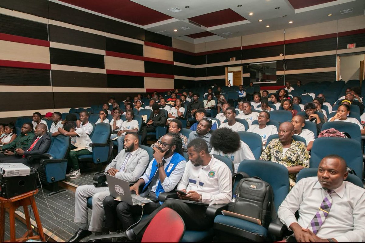 BasenVerite's tweet photo. La Quinzaine de l’#Ozone 2026 s’est achevée mercredi à l’#Université d’État d’#Haïti, à #Limonade. L’initiative a réuni des #professionnels du #froid, des agents #douaniers, des #universitaires et des étudiants. Le Bureau national de l’#ozone indique avoir formé plus de 80 #professionnels du secteur. Quarante agents #douaniers ont aussi bénéficié d’un #renforcement de capacités. Les formations ont porté sur les #fluides frigorigènes et le contrôle des #substances réglementées. Soulignons que cette #édition intervient dix ans après l’#adoption de l’Amendement de #Kigali, où #Haïti a ratifié cet #amendement le 8 avril 2026.
#Basen_Verite