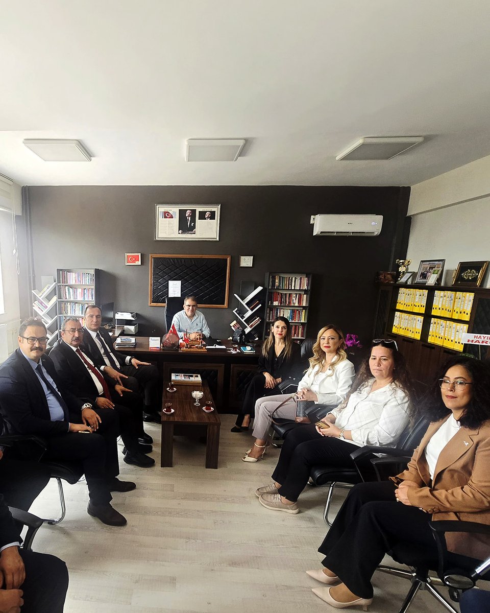 egitimisorg's tweet photo. Eğitim-İş olarak Kahramanmaraş İl Millî Eğitim Müdürü Turan Akpınar’ı ve Şehit Ömer Faruk Sayıl İlkokulunu ziyaret ettik.

Ziyaretlerimize Genel Başkanımız Kadem Özbay, Genel Sekreterimiz Seher Ergin, Genel Özlük-Hukuk ve TİS Sekreterimiz Yeliz Toy, Genel Basın-Yayın ve Uluslararası İlişkiler Sekreterimiz Hüseyin Selçuk, Kahramanmaraş Şube Başkanımız Fuat Kuyucu ve şube yöneticilerimiz katıldı.

Kahramanmaraş programımız kapsamında öğretmenlerimiz ve eğitim emekçilerimizle bir araya gelerek okullarımızda yaşanan sorunları, eğitim çalışanlarının karşılaştığı güçlükleri ve eğitim ortamlarında güvenliğin güçlendirilmesine yönelik ihtiyaçları değerlendirdik.

İl Millî Eğitim Müdürlüğü ziyaretimizde 2026-2027 eğitim-öğretim dönemine ilişkin değerlendirmelerde bulunarak sahadan gelen güncel sorunları ve okullardaki güvenlik tedbirlerini görüştük. Görüşmede, eğitim çalışanlarının haklarının korunmasının ve okullarımızda güvenli bir eğitim ortamının sağlanmasının önemine dikkat çektik. Ayrıca, anayasal haklarını kullanan öğretmenlere yönelik il dışı görevlendirme ve yer değiştirme kararları konusunda sendikamızın yaklaşımını ve eğitim emekçilerinin haklarının korunmasına ilişkin hassasiyetlerimizi ifade ettik.

Eğitim-İş olarak; öğretmenlerimizin ve tüm eğitim çalışanlarının haklarını savunmaya, okullarımızın sorunlarını gündeme taşımaya ve öğrencilerimiz için güvenli, nitelikli bir eğitim için mücadele etmeye devam edeceğiz.

#Kahramanmaraş