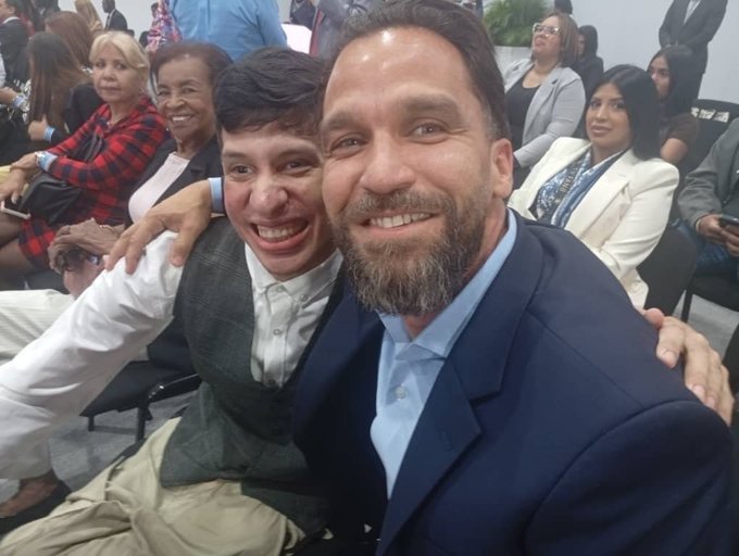 gusipati19's tweet photo. Alexander Granko , este violador de derechos humanos anda suelto . Denunciado por las propias víctimas que han quedado vivas luego de sus torturas. Denunciado x familiares de las víctimas . Anda suelto por la calle. Atención @SecRubio @POTUS  Alexander Granko deber ser llevado ante la justicia internacional porque aquí en Venezulea paga y queda libre. Aquí lo vemos con el chavista llamado Luisito otro delincuente mas del régimen #ULTIMAHORA