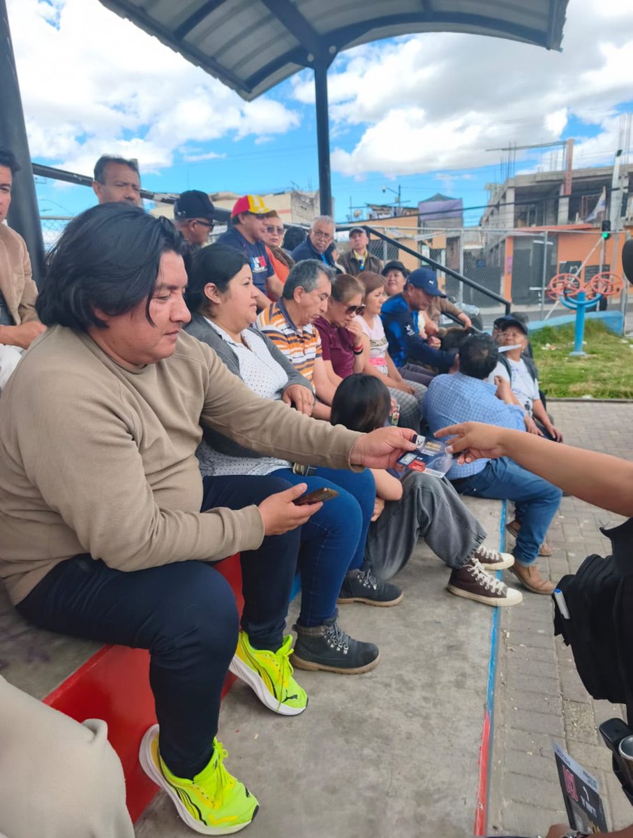 PoliciaEcZona9's tweet photo. #QUITUMBE | ¡LA SEGURIDAD LA CONSTRUIMOS TODOS!
En La Capilla del Buen Suceso, #UIO, @PoliciaEcuador socializó con la ciudadanía los planes 1800 DELITO y 131 RECOMPENSAS, fortaleciendo la prevención y participación ciudadana.
#PlanProtecciónQuito https://t.co/kAPQCz6HL0
