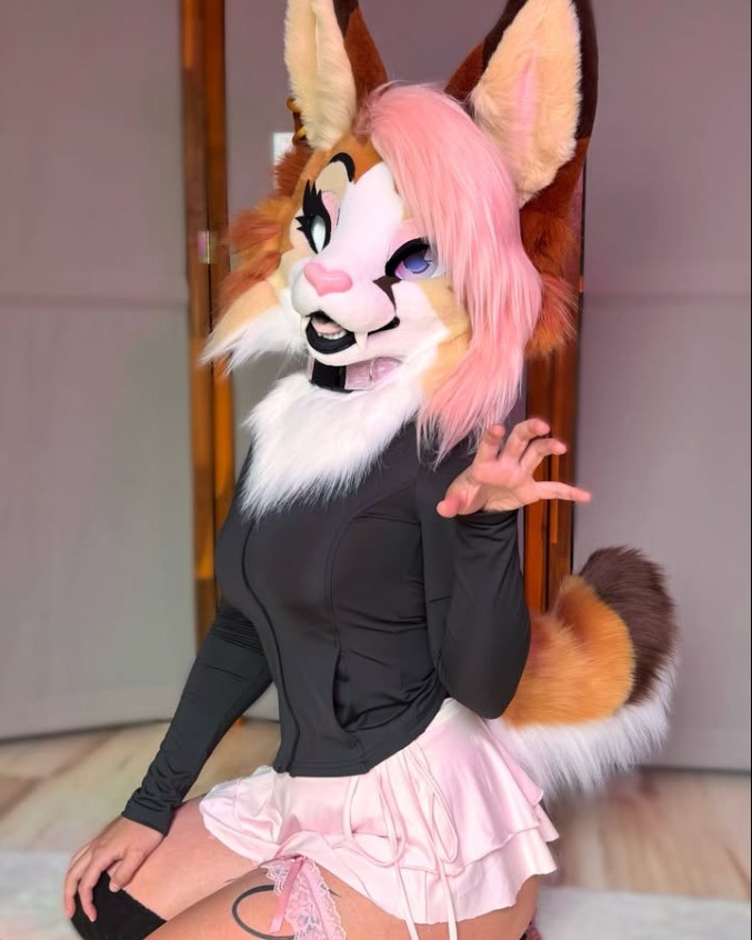 lexyyvixennfan's tweet photo. My fursuit head and paws so cute :3

#Fursuit #FursuitCommission #FursuitMaker #FursuitHead #Furry #FurryFandom #Fursuiter https://t.co/XrBtHxiXRs