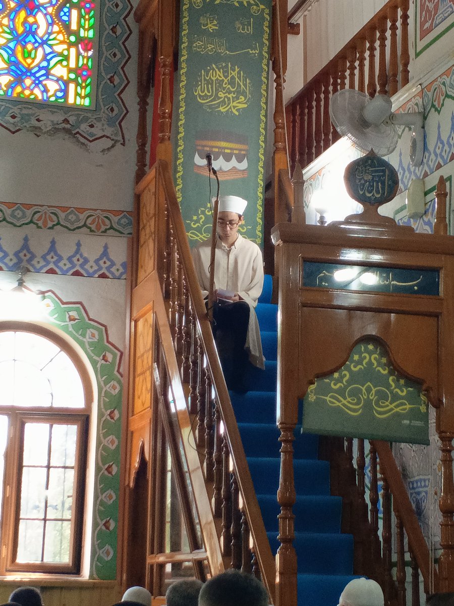hasancanlifee's tweet photo. Hafız oğlum Muhammet Hamza’nın Kur’an’la yolu küçük yaşta başladı. Bugün o yolun güzel bir yerindeyiz.

15 yaşında, Cuma namazında ikinci kez minbere çıktı, hutbe okudu.

Sesini duyunca gözlerim doldu. Gurur ve mutluluk bir anda içime yayıldı. “Bir kez daha… işte hafız oğlum Muhammet Hamza” demek… tarif edilmez bir duygu.

Allah’ım, Muhammet Hamza’yı Kur’an’la büyüt. İlmini artır, kalbini temiz tut, yolunu açık eyle. Bu gururu bize yine yine yaşat.

Amin.
#CumamızMübarekOlsun