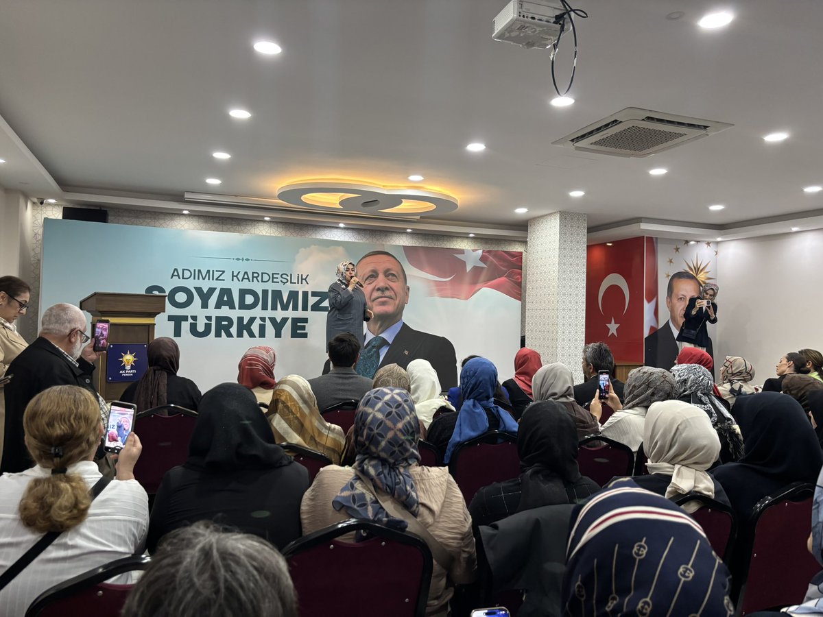 tugbaisikercan's tweet photo. 📍Pendik | AK Parti Pendik İlçe Başkanlığı

Genel Merkez Kadın Kolları MYK ve MKYK Üyelerimiz, İl Kadın Kolları Başkanımız, İlçe Başkanımız ve İlçe Kadın Kolları Başkanımızla birlikte Pendikli yol arkadaşlarımızla bir araya geldik.

Gayretimiz, ilk günkü aşkla bu millete hizmet etmek; adımlarımız, yarınlarımızın güçlü Türkiye’sini inşa etmektir. Sayın Cumhurbaşkanımızın liderliğinde, kadınların azmi ve emeğiyle çalınmadık kapı, dokunulmadık yürek bırakmayacağız.