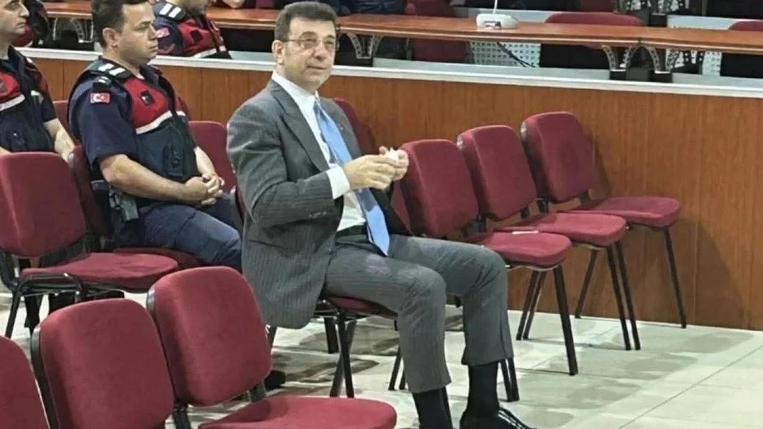 eminpazarci's tweet photo. "Delil nerede?" diye milleti aptal yerine koymaya devam etseler de...
İBB Davasında 195 sayfalık 29 sanıklı ek bir iddianame daha geldi. 4 bin sayfalık ana iddianame ile birleştirildi. Suçlamaların çoğunu ihaleye fesat karıştırma ve rüşvet oluşturuyor.
Suç ve eylem o kadar çok ki, ek iddianameye ihtiyaç duyuldu. Delilsiz de iddianame olmaz.
Ne derlerse desinler, Ekrem ve adamlarına çok ciddi cezalar geliyor...