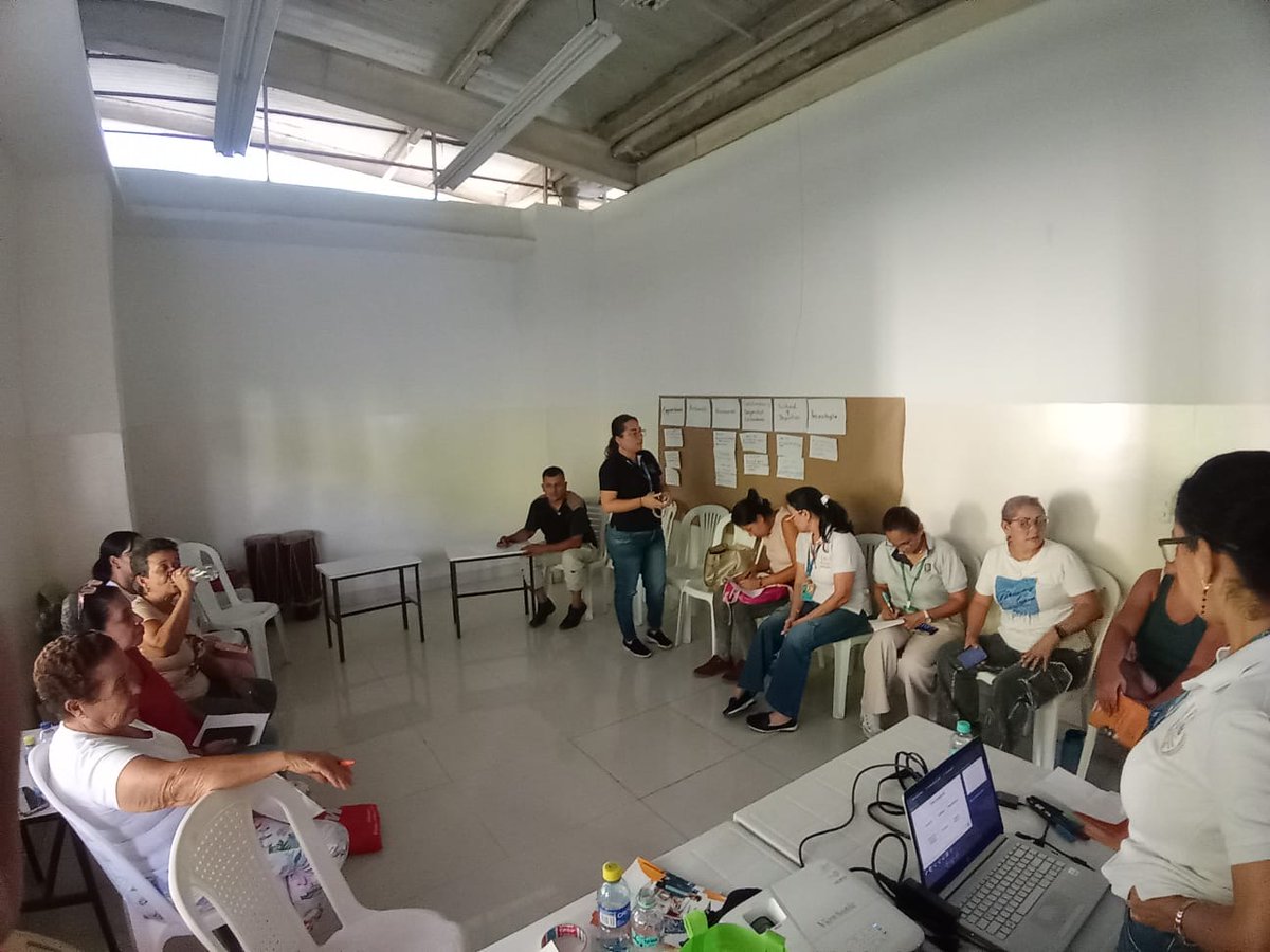 GestComZocc's tweet photo. @ElOIRdelaRegion En el marco de la Cátedra Miguel Ramón Martínez se realizó, en la Zona Occidente, el diálogo de saberes y análisis territorial con la comunidad de la Comuna 10 en Dosquebradas, en el Centro Cultural Villa Carola.
#CMRM #VIDERunad https://t.co/dD51e2ZMWi