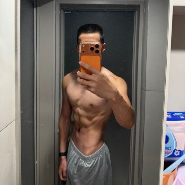 0rpfs's tweet photo. 在深圳龙华，说实话我这薄肌练到位了没有，能不能谈个当地瘾大的00后女生 https://t.co/4i7UvvLkkU