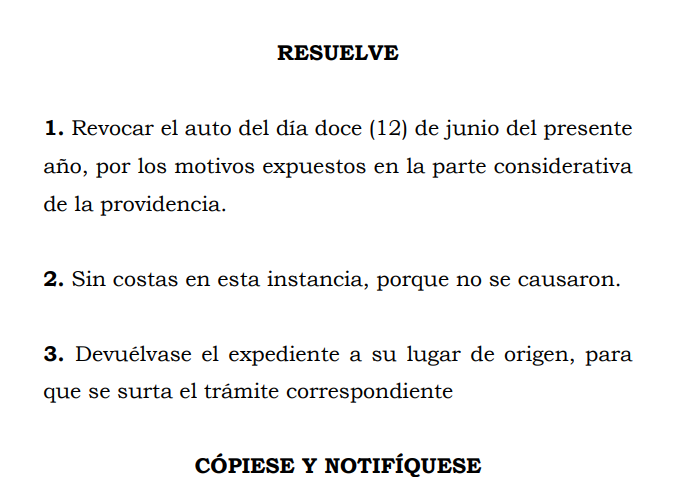 angelpaez's tweet photo. Rad. 05001310302020250026601 — M.P. Luis Enrique Gil Marín.

🔗 Providencia: https://t.co/MnkO4TBJrL

Una decisión interesante del Tribunal Superior de Medellín sobre el llamamiento en garantía: un demandado que dejó vencer su oportunidad para contestar la demanda puede pronunciarse sobre ella si posteriormente es llamado en garantía. El caso surgió dentro de un proceso de R.C.E. en el que el llamado ya integraba el extremo pasivo como codemandado y, pese a haber sido notificado, guardó silencio durante el traslado inicial. Más adelante, al ser llamado en garantía, presentó contestación tanto de la demanda como del llamamiento.

El juzgado consideró extemporánea la contestación de la demanda, pues entendió que el artículo 66 del CGP no podía utilizarse para reabrir una oportunidad procesal ya precluida. El Tribunal revocó. Señaló que la norma autoriza al llamado en garantía a contestar la demanda y el llamamiento, sin distinguir si previamente ya hacía parte del proceso como demandado. Y donde la ley no distingue, no le corresponde al intérprete hacerlo.

Por ello, aun cuando el término inicial para contestar la demanda hubiese vencido, el llamado podía pronunciarse sobre ella dentro del traslado del llamamiento en garantía. El Tribunal agregó que el hecho de que la norma permita contestar ambos asuntos «en un solo escrito» no significa que prohíba hacerlo en escritos separados. Una decisión relevante sobre preclusión, derecho de defensa y alcance procesal del llamamiento en garantía.

También es relevante la advertencia del Tribunal frente a los límites de la interpretación judicial: el juez no puede introducir restricciones, condiciones o distinciones que el legislador no consagró expresamente. Si el artículo 66 del CGP autoriza al llamado en garantía a contestar la demanda y el llamamiento, no es dable al intérprete reducir ese alcance con base en una condición que la norma no prevé. Donde la ley no distingue, no le corresponde al juez distinguir.