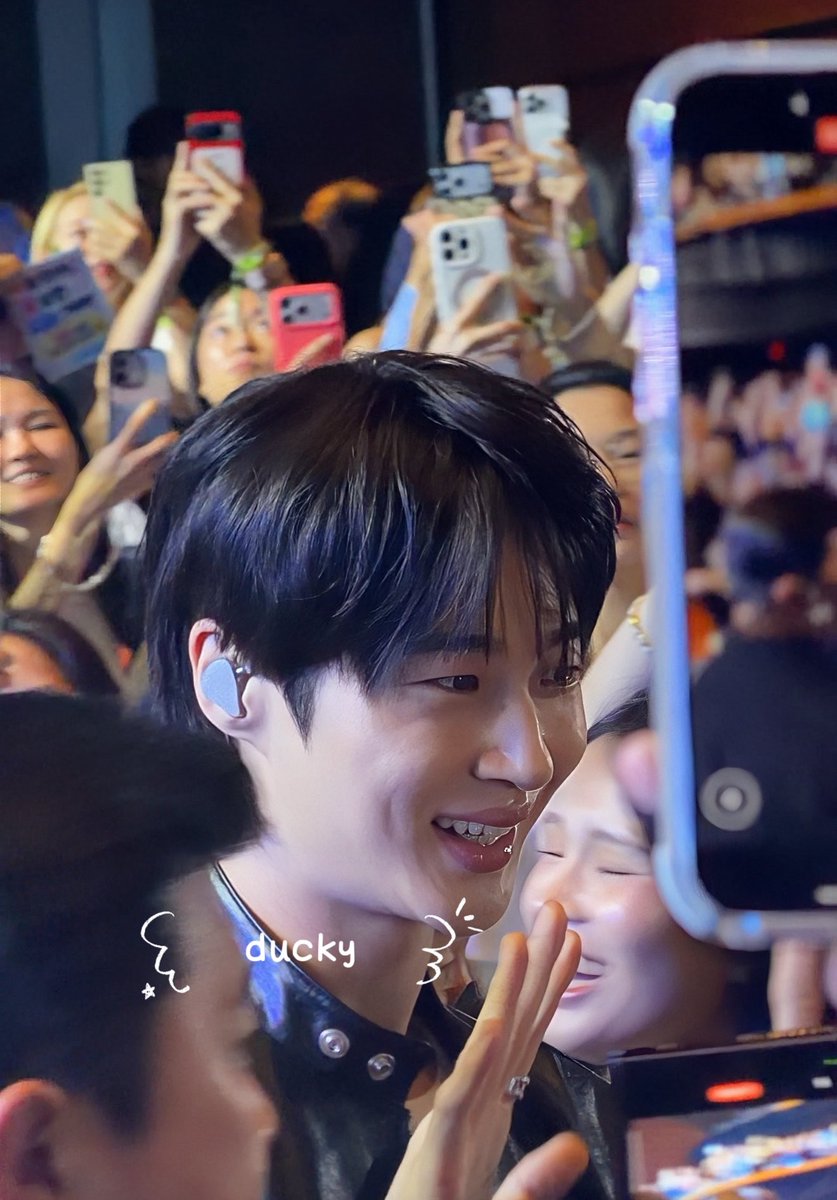 Duckydkdk's tweet photo. ได้ที่ตรงกลาง พี่เดินทั้งไปและกลับ 
ถ้าไม่ฝากร้าน พ้มน้ามตาไหลแน่ 🥹🫶🏻

มารีวิวให้นะคะ 
@QQBOOSTER #กดบัตรกับQQ
#변우석 #ByeonWooSeok
#TheSecretLibrary_in_Singapore https://t.co/Q7Gi7FdThQ