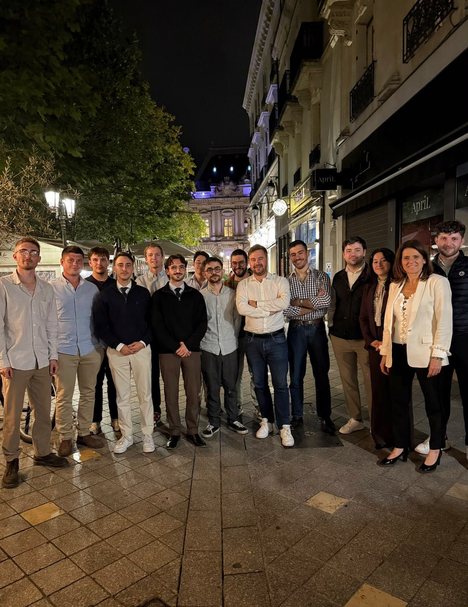 RNJ_37's tweet photo. Un apéro de rentrée sous une ambiance dynamique et conviviale pour nos jeunes du RNJ 37 avec le député @RomainTonussi pour aborder la campagne présidentielle 🚀

Tu es jeune et tu veux participer à la victoire de @MLP_officiel ?

👉🏻 Rejoins-nous : https://t.co/YEuy422H4Z https://t.co/vX1vtKrk9Q