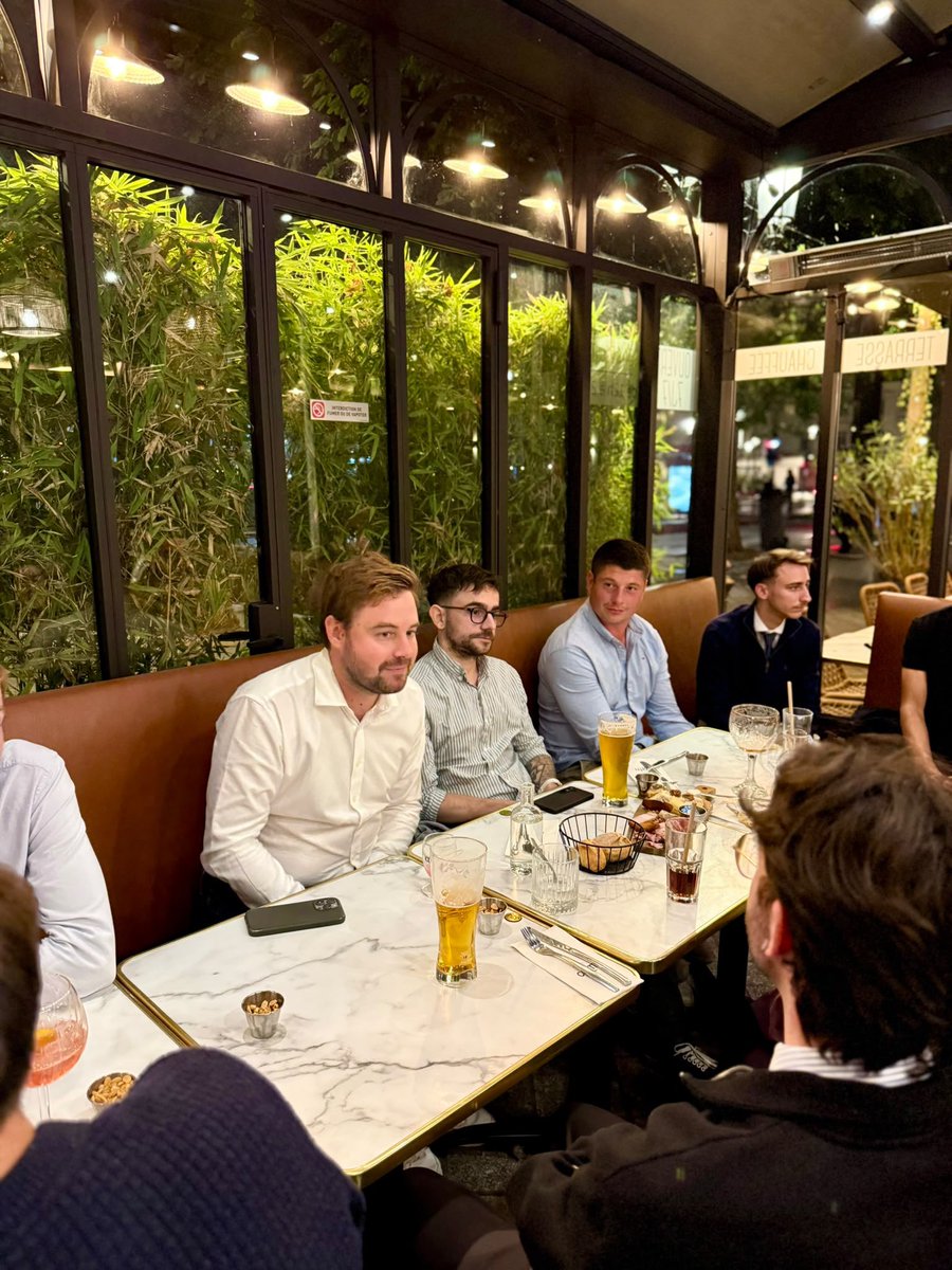 RNJ_37's tweet photo. Un apéro de rentrée sous une ambiance dynamique et conviviale pour nos jeunes du RNJ 37 avec le député @RomainTonussi pour aborder la campagne présidentielle 🚀

Tu es jeune et tu veux participer à la victoire de @MLP_officiel ?

👉🏻 Rejoins-nous : https://t.co/YEuy422H4Z https://t.co/vX1vtKrk9Q
