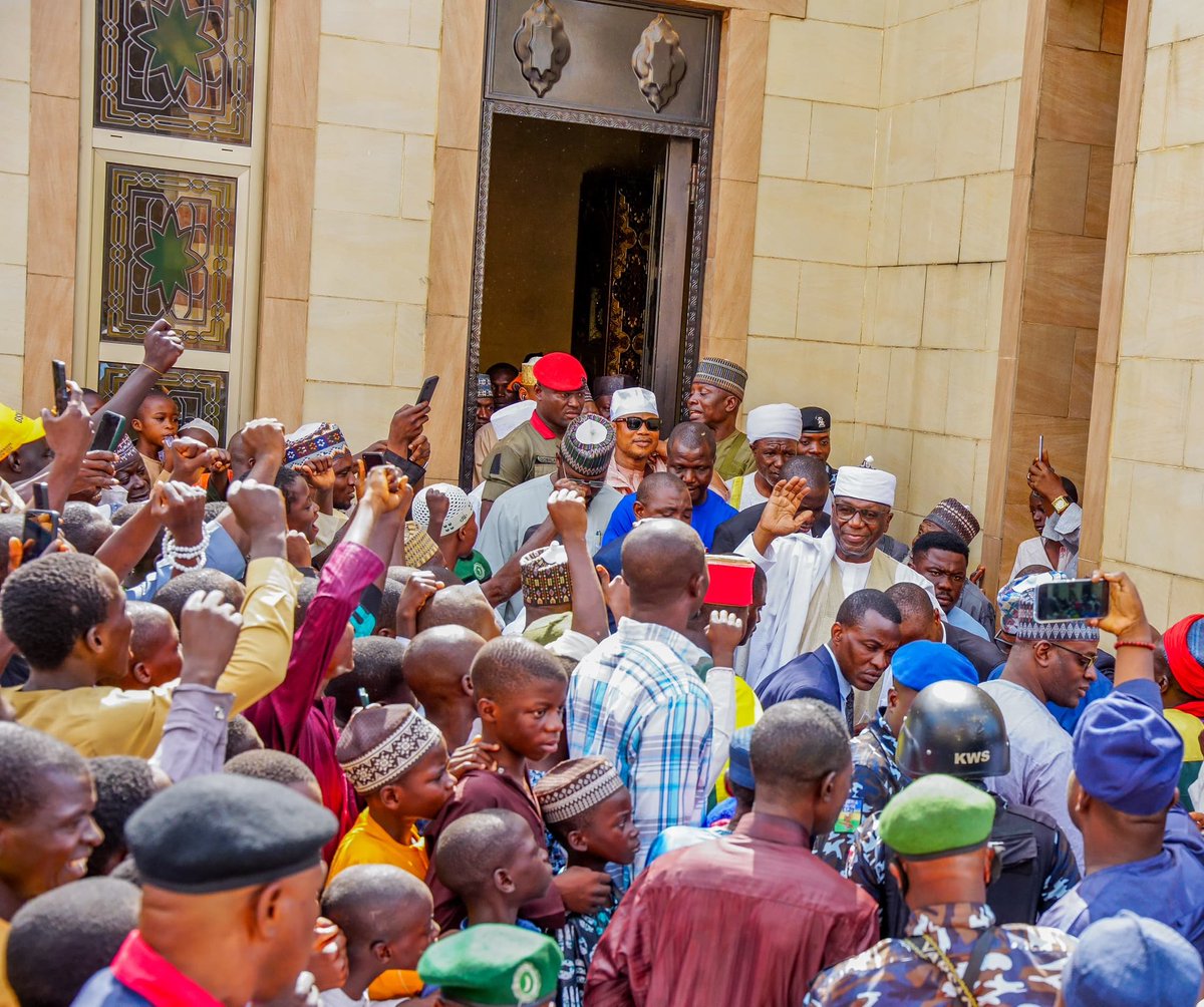 _Triplet3_'s tweet photo. PHOTO NEWS: Kwara State Governor and Sardauna of Ilorin Emirate AbdulRahman AbdulRazaq CON joined the Emir of Ilorin His Royal Highness Alhaji Ibrahim Sulu-Gambari CFR and the Muslim faithful for the Jumuah prayers at the Ilorin Central Mosque on Friday. https://t.co/1FNkLKFBeK