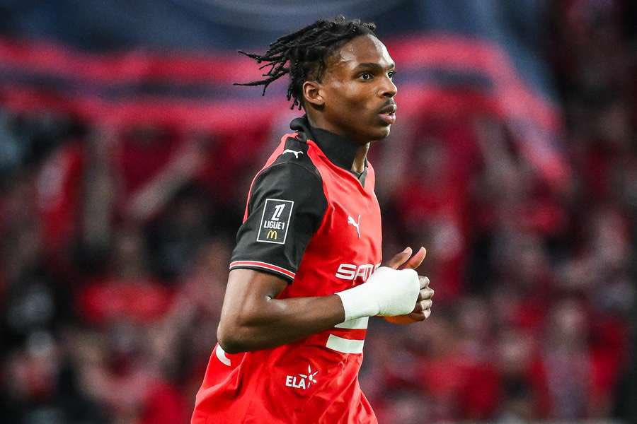 ActuFoot_'s tweet photo. L’ASCENSION PRISE PAR JÉRÉMY JACQUET 🇫🇷… BRAVO CHAMPION 🤩👏

▫️𝗷𝗮𝗻𝘃𝗶𝗲𝗿 𝟮𝟬𝟮𝟱 : Clermont (L2)
▫️𝗳𝗲́𝘃𝗿𝗶𝗲𝗿 𝟮𝟬𝟮𝟱 : revient à Rennes 
▫️𝗺𝗮𝗿𝘀 𝟮𝟬𝟮𝟱 : équipe de France Espoirs
▫️𝗳𝗲́𝘃𝗿𝗶𝗲𝗿 𝟮𝟬𝟮𝟲 : signe à Liverpool pour 72 M€ bonus compris
▫️ 𝗮𝗼𝘂̂𝘁 𝟮𝟬𝟮𝟲 : arrive à Liverpool et devient directement titulaire indiscutable 
▫️ 𝘀𝗲𝗽𝘁𝗲𝗺𝗯𝗿𝗲 𝟮𝟬𝟮𝟲 : International français

Incroyable. ✨
