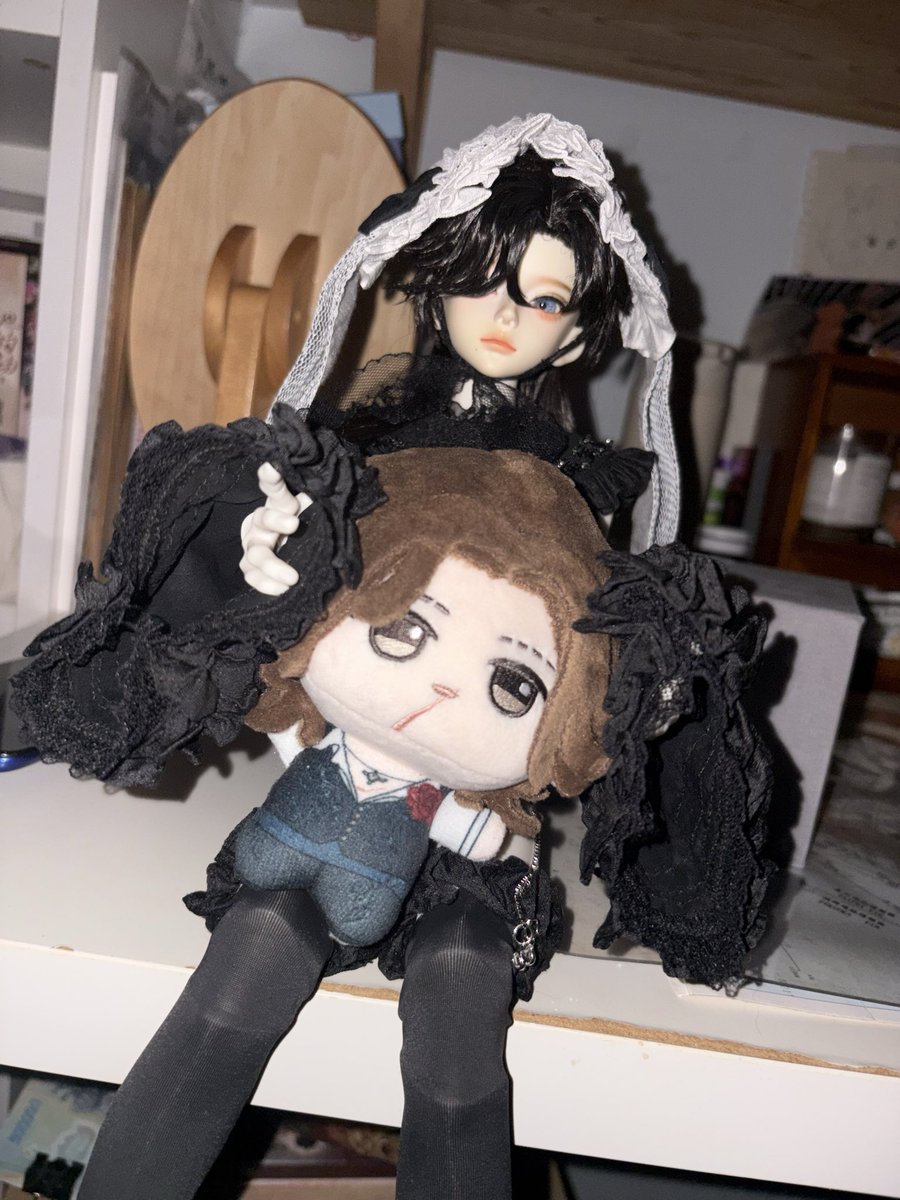 lehuz0's tweet photo. #hernarich 
#ロメリチャ

今日貰った新しいbjd。
化粧と髪型はリチャの属性です。
美しいのでロメちゃんと一緒に写真を撮った好き。
ってかこのリチャは男体ですよ。 https://t.co/IoNct0XR9I