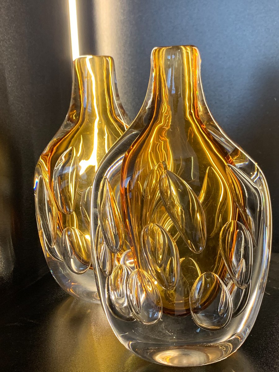 harpernguyenqo7's tweet photo. Golden reflections that embody luxury. These handcrafted glass vases bring warmth, light, and timeless elegance to any space—a true statement of artistry and sophistication. Available now at Le Coin. https://t.co/u8UUTMlbtS